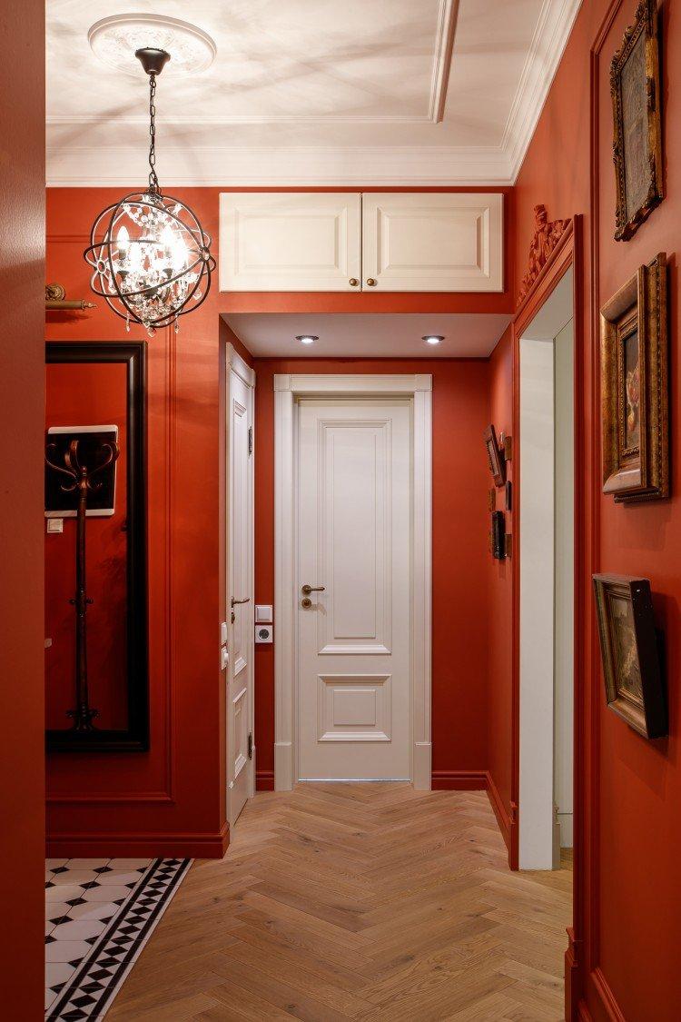 Красный цвет в интерьере прихожей и коридора - фото