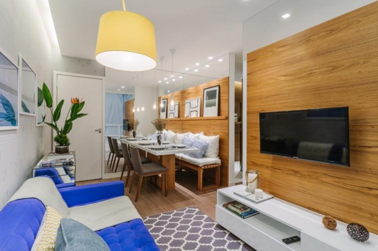 Ламинат на стене в гостиной - фото