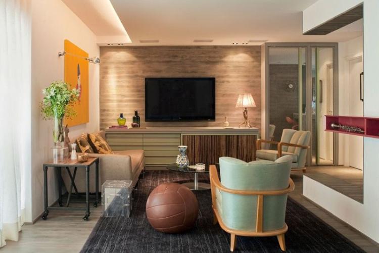 Ламинат на стене в гостиной - фото