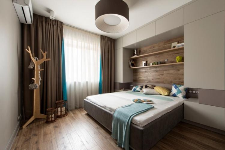 Ламинат на стене в спальне - фото