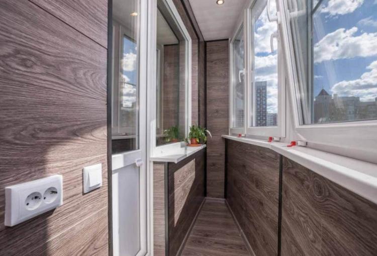 Ламинат на стене на балконе, лоджии - фото