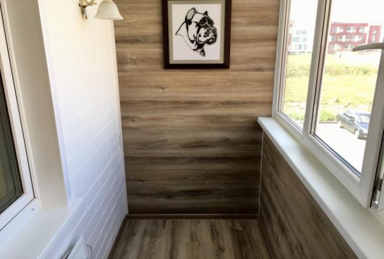 Ламинат на стене на балконе, лоджии - фото