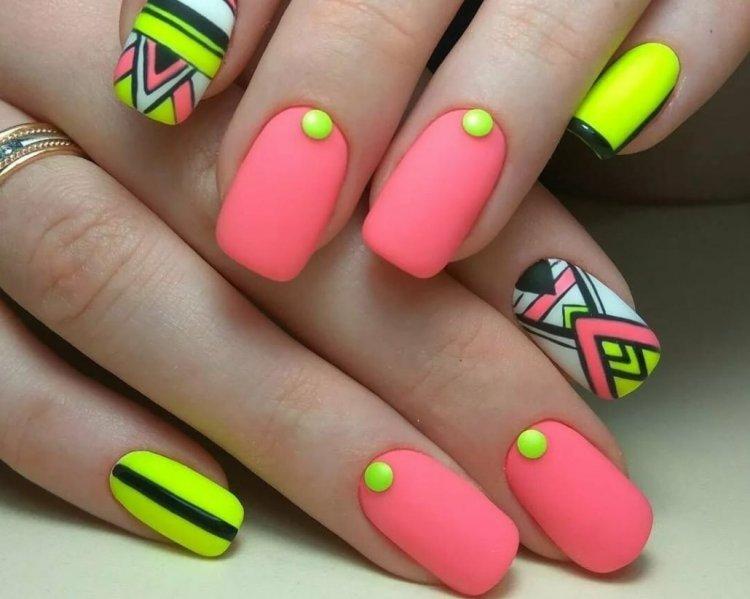 Летний цветной маникюр 2020
