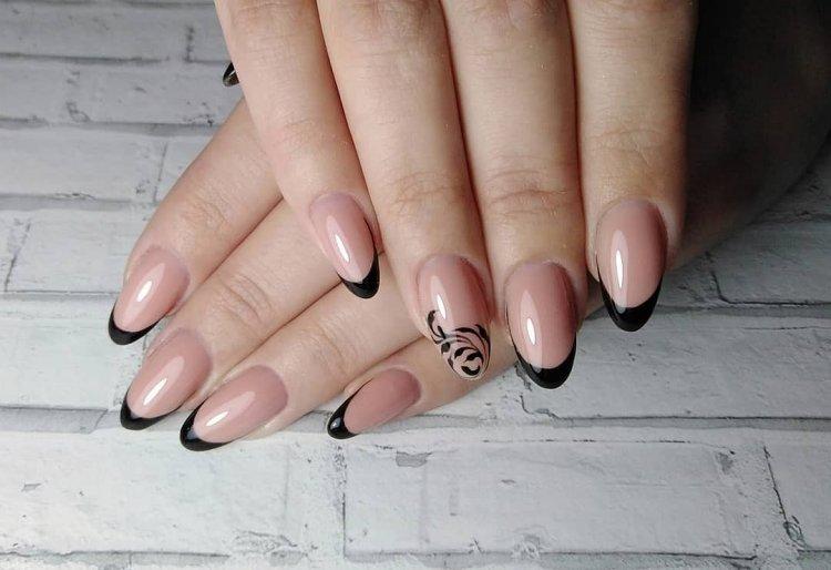 Темный летний маникюр 2020