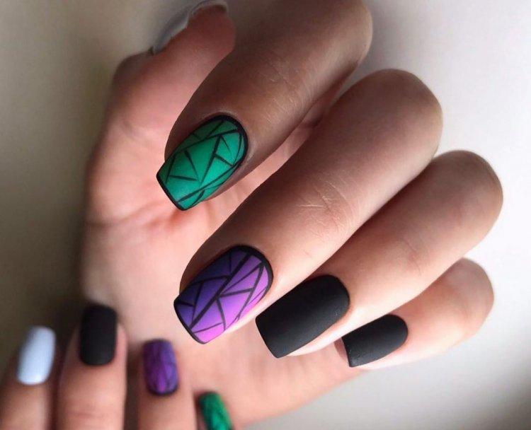 Темный летний маникюр 2020