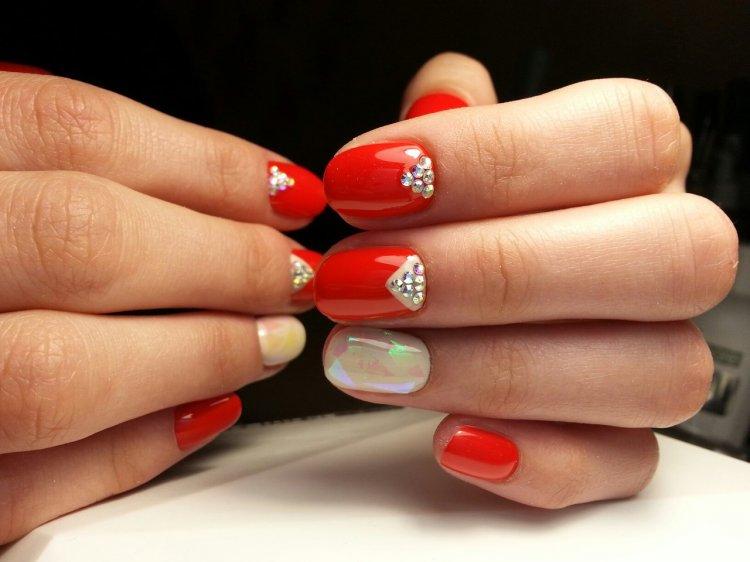Летний красный маникюр 2020