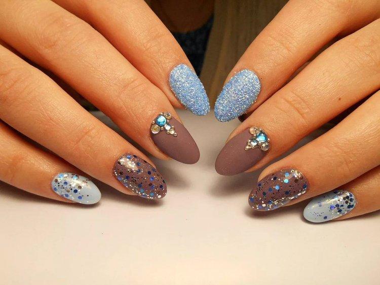 Летний маникюр 2020 с блестками