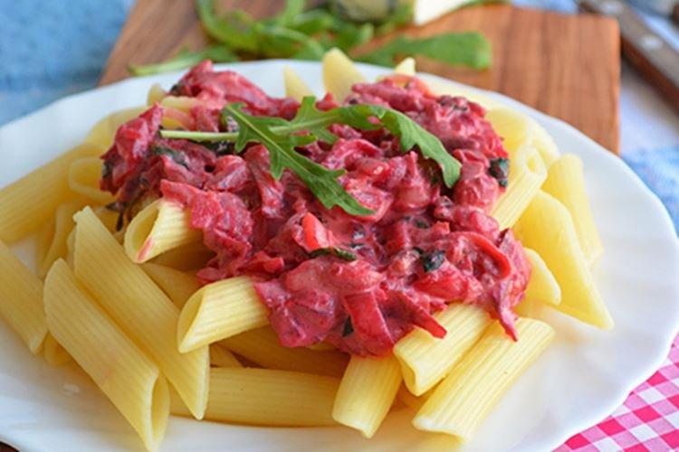Макароны со свеклой и голубым сыром - рецепты