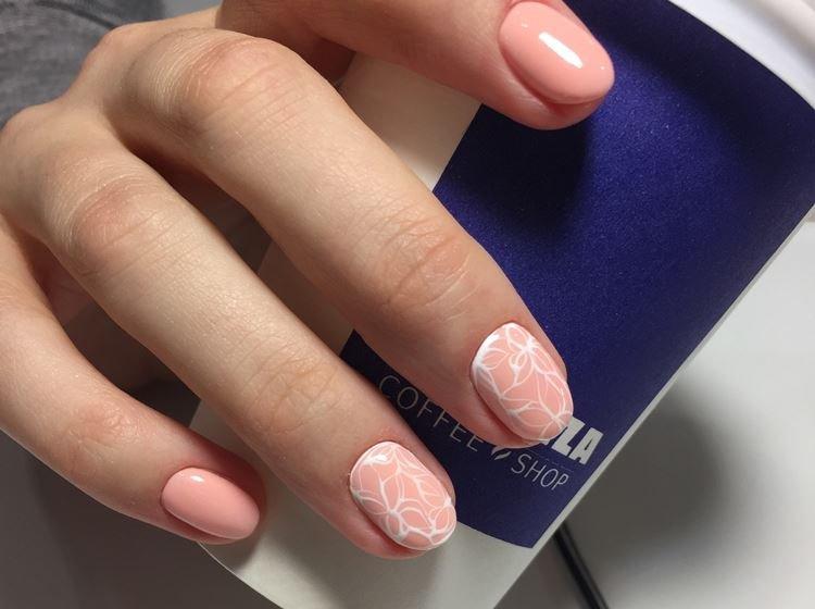 Светлый маникюр на короткие ногти 2020