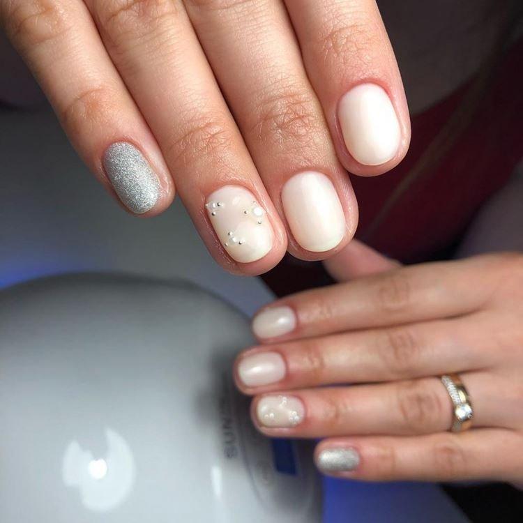 Светлый маникюр на короткие ногти 2020