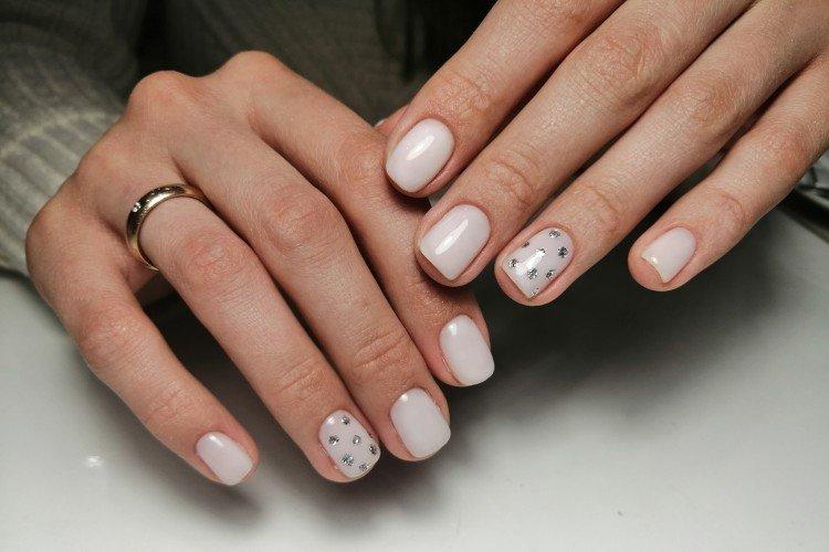 Светлый маникюр на короткие ногти 2021