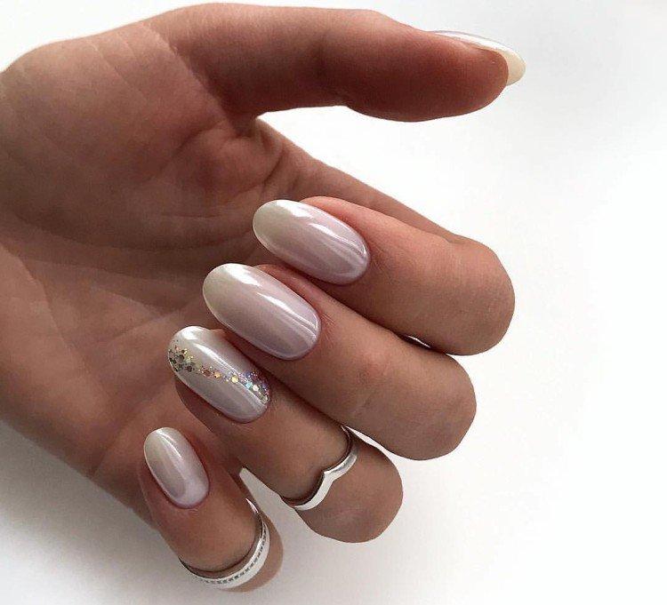 Светлый маникюр на короткие ногти 2021