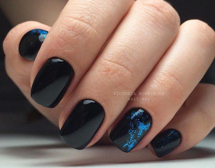Темный маникюр на короткие ногти 2021
