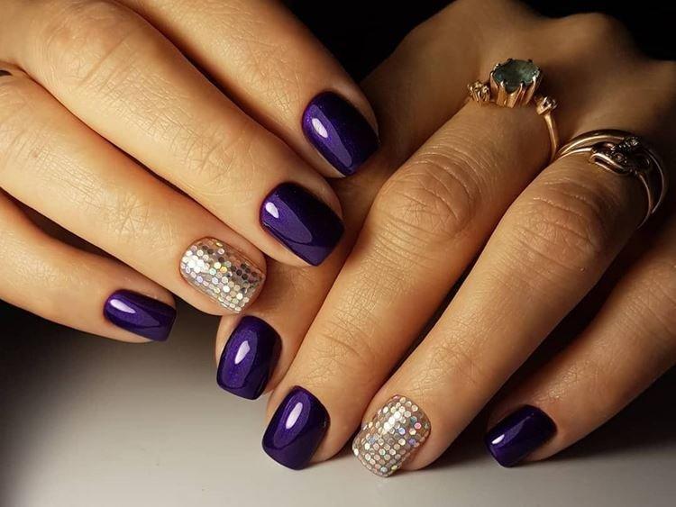 Темный маникюр на короткие ногти