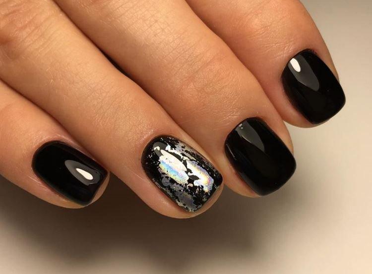Темный маникюр на короткие ногти