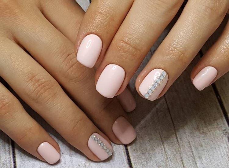 Светлый маникюр на короткие ногти