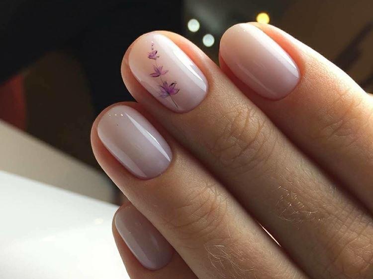 Светлый маникюр на короткие ногти