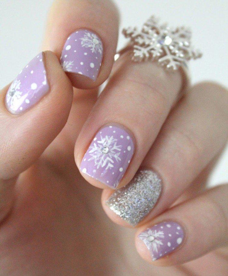 Светлый маникюр на Новый год 2021