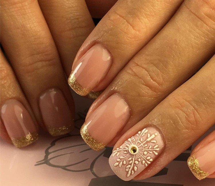 Французский маникюр на Новый год 2021