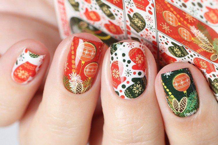 Маникюр с 3D-наклейками на Новый год 2021