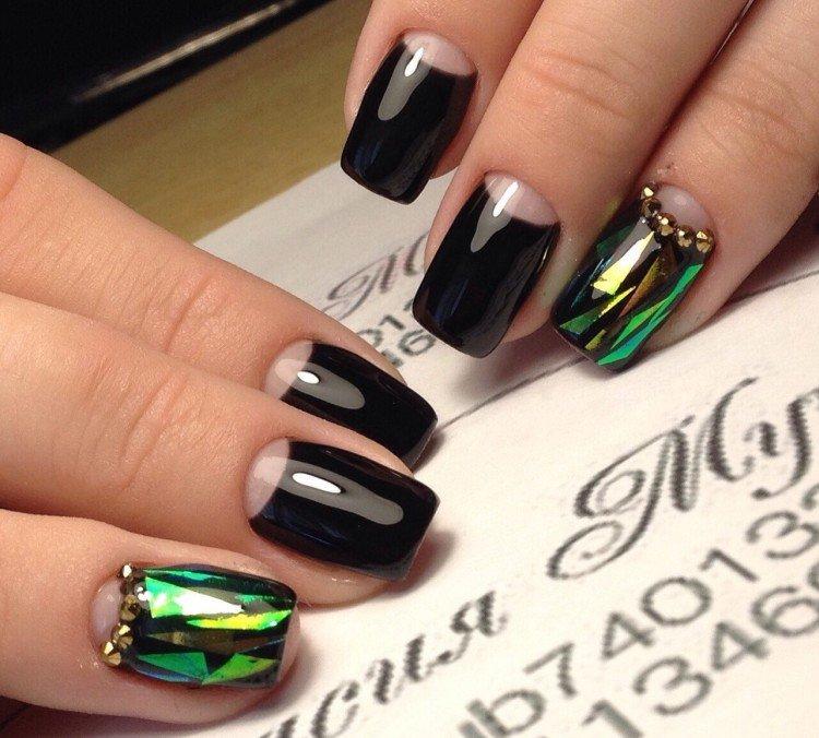 Маникюр с битым стеклом на Новый год 2021