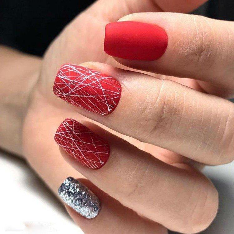 Маникюр с паутинкой на Новый год 2021