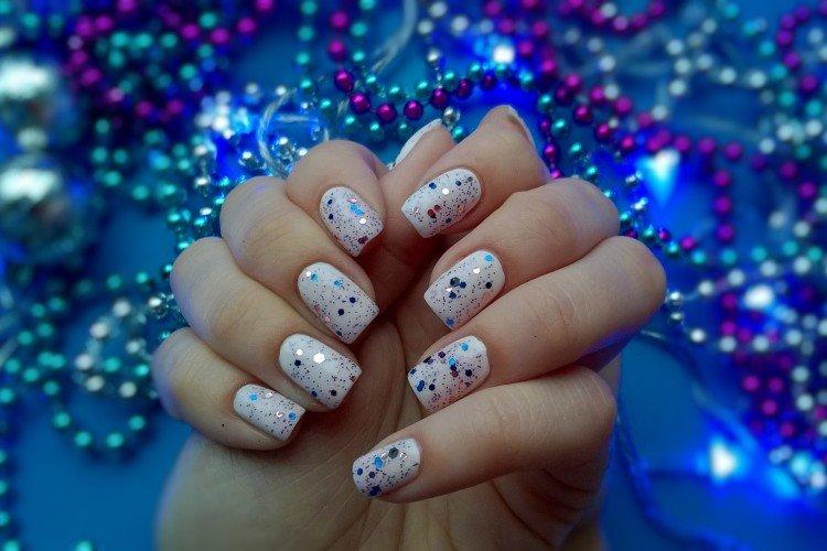 Маникюр с конфетти на Новый год 2021