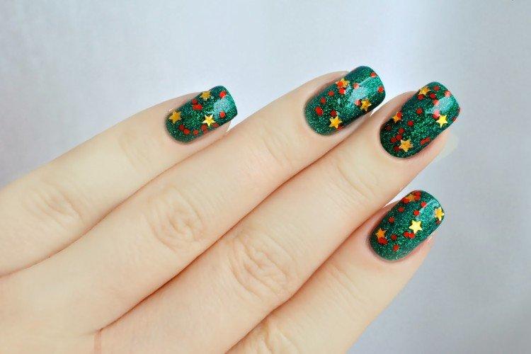 Маникюр с конфетти на Новый год 2021