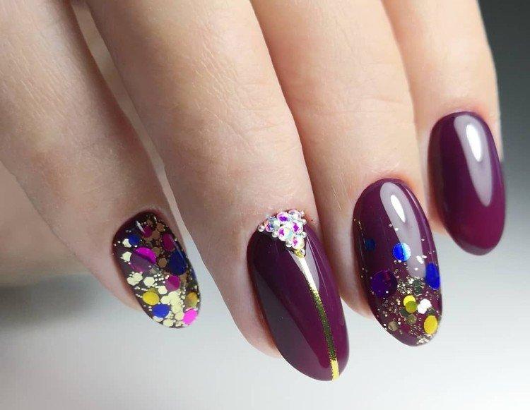 Маникюр с конфетти на Новый год 2021