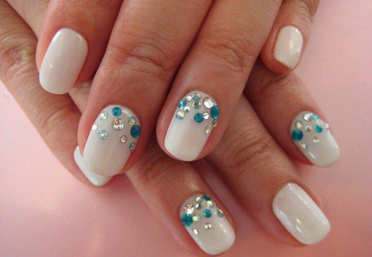 Маникюр со стразами на Новый год 2021
