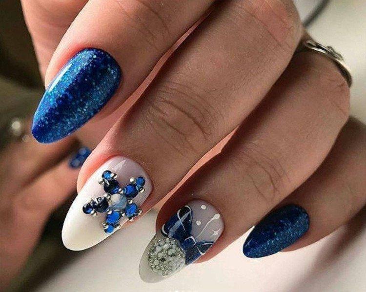 Маникюр со стразами на Новый год 2021