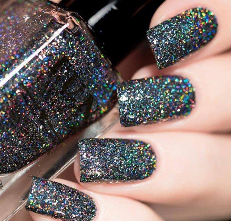 Маникюр с блестками на Новый год 2021