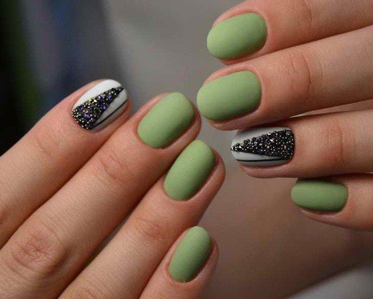 Лаймовый и оливковый оттенки - Модные цвета маникюра 2020-2021