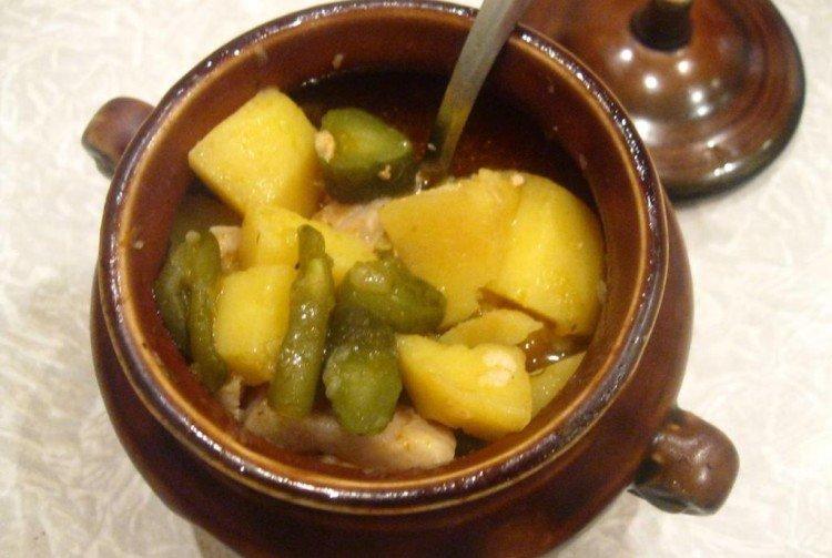 Мясо в горшочке с картошкой и солеными огурцами - рецепты пошагово