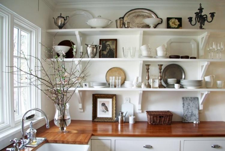 Настенные полки на кухне