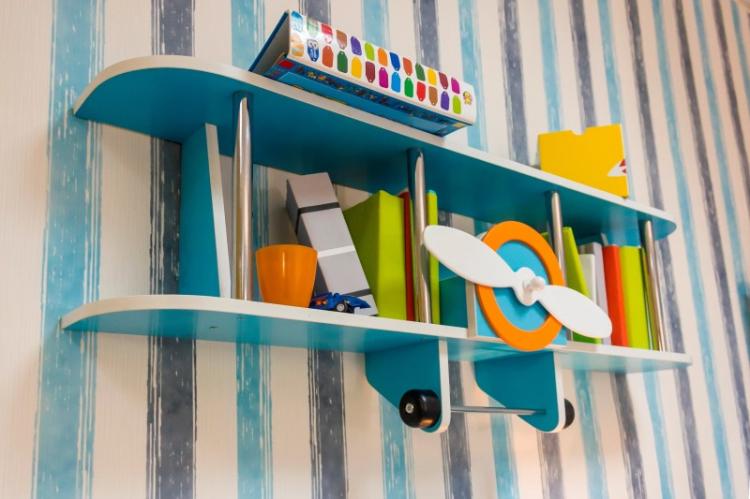Настенные полки в детской комнате