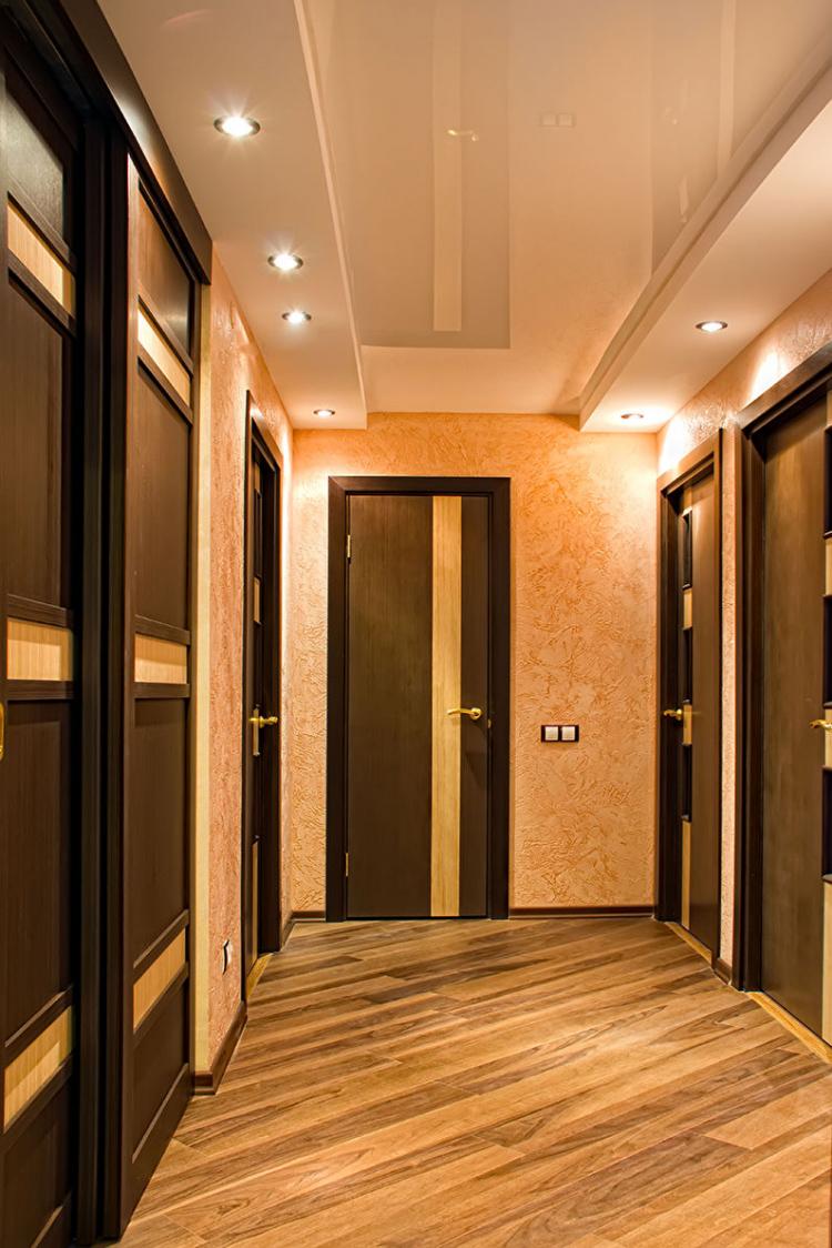 Двухуровневые натяжные потолки в прихожей