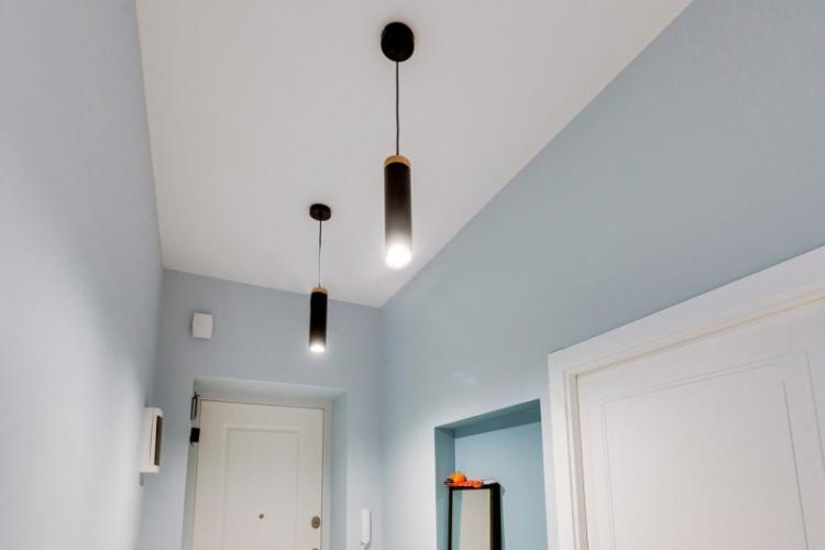 Белый натяжной потолок в прихожей