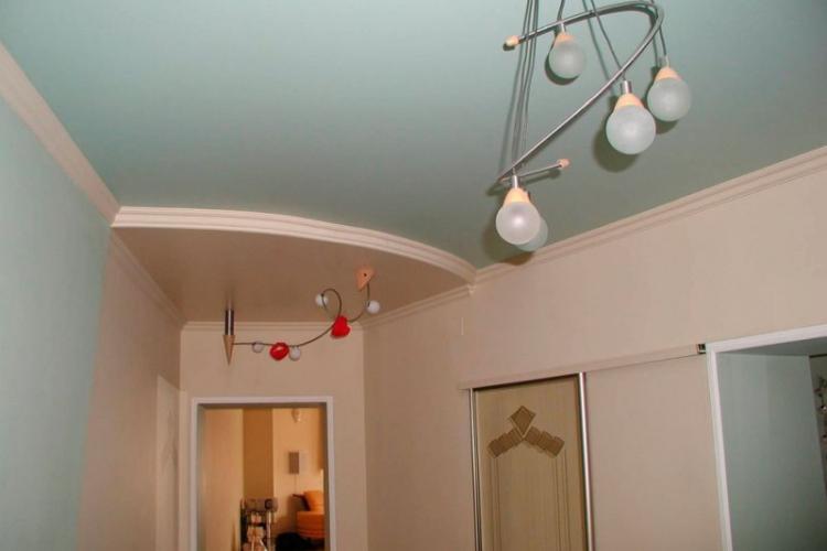 Натяжные потолки в интерьере прихожей - фото