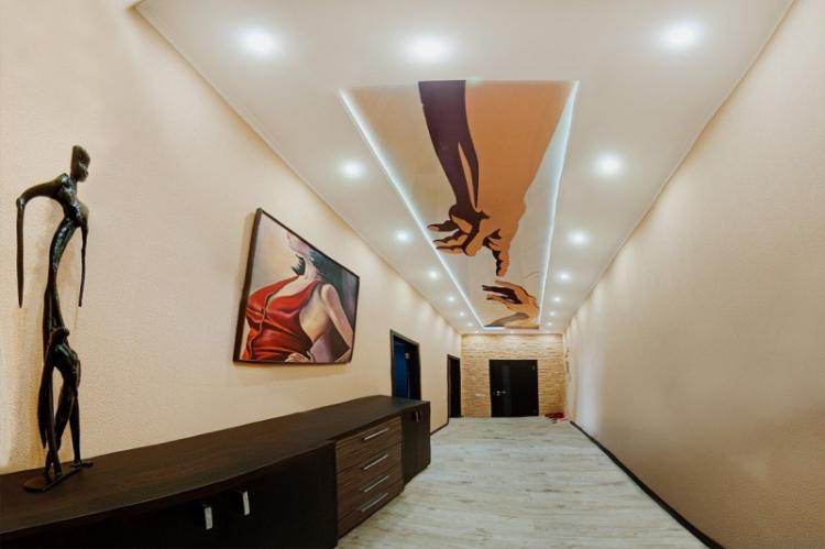 Натяжные потолки в интерьере прихожей - фото