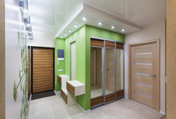 Натяжные потолки в интерьере прихожей - фото