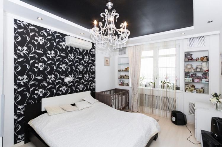 Сатиновые натяжные потолки в спальне