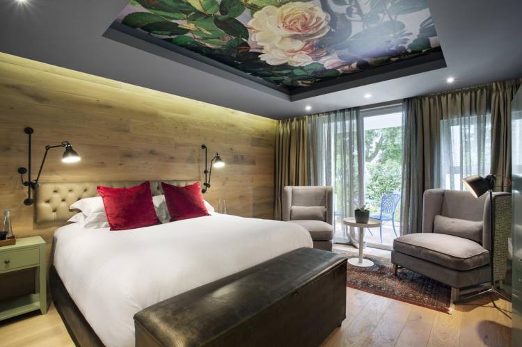 Натяжные потолки с фотопечатью в спальне