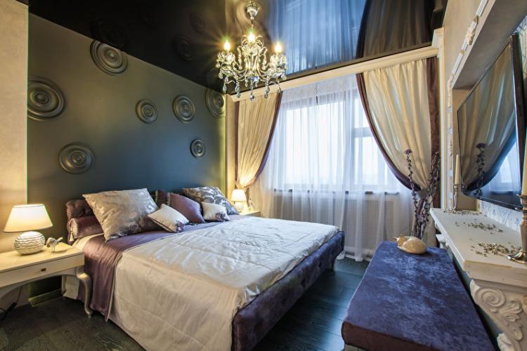 Черный натяжной потолок в спальне