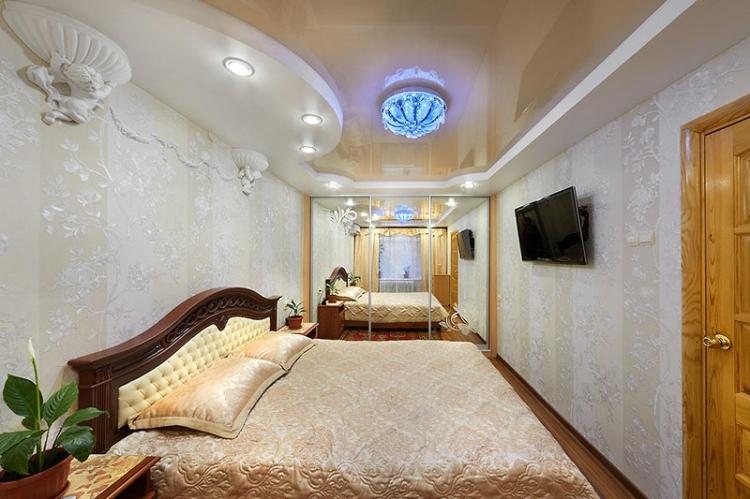 Натяжной потолок в спальне - фото