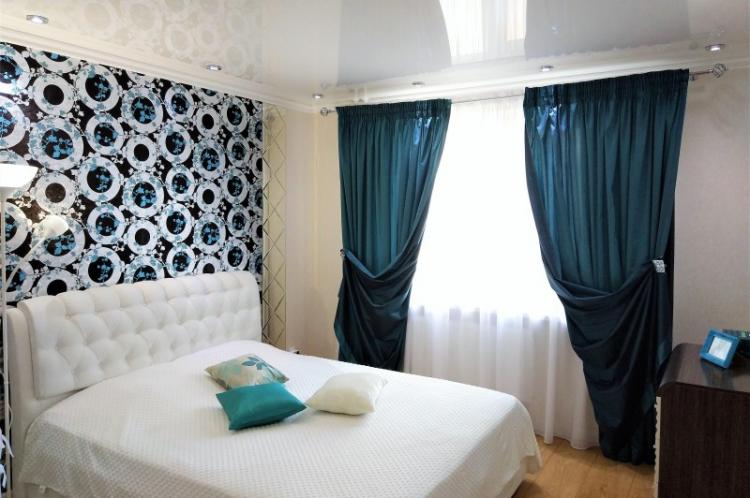 Натяжной потолок в спальне - фото