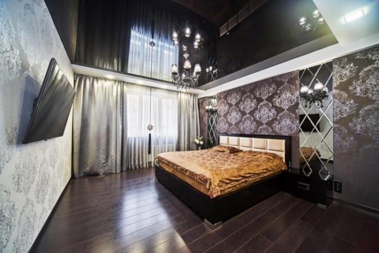 Натяжной потолок в спальне - фото