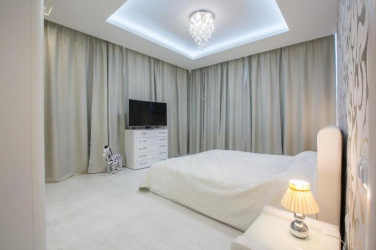 Натяжной потолок в спальне - фото