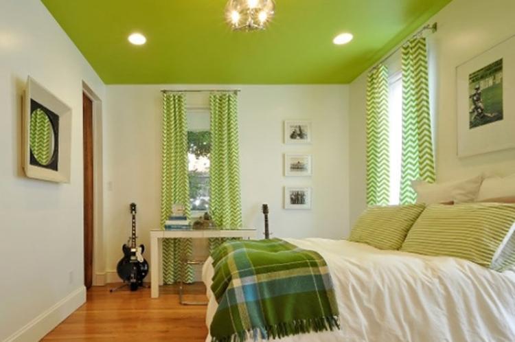 Натяжной потолок в спальне - фото