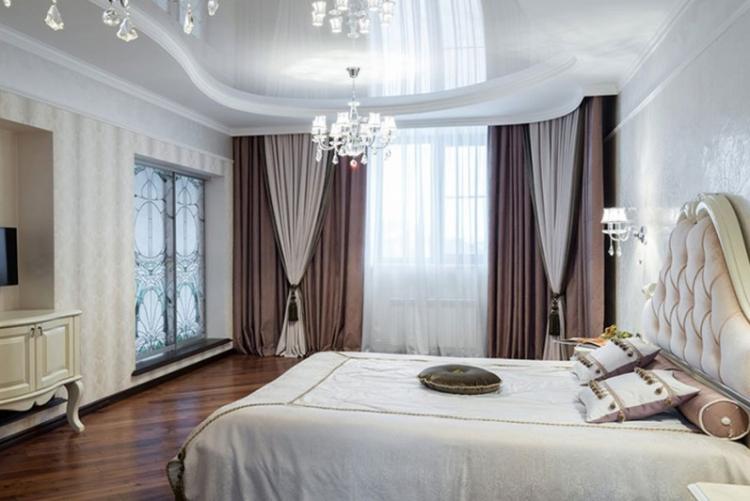 Натяжной потолок в спальне - фото